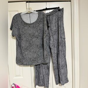 AnyBody Women's Cozy Knit Snake Print Pajama  Lounge Set Size Large